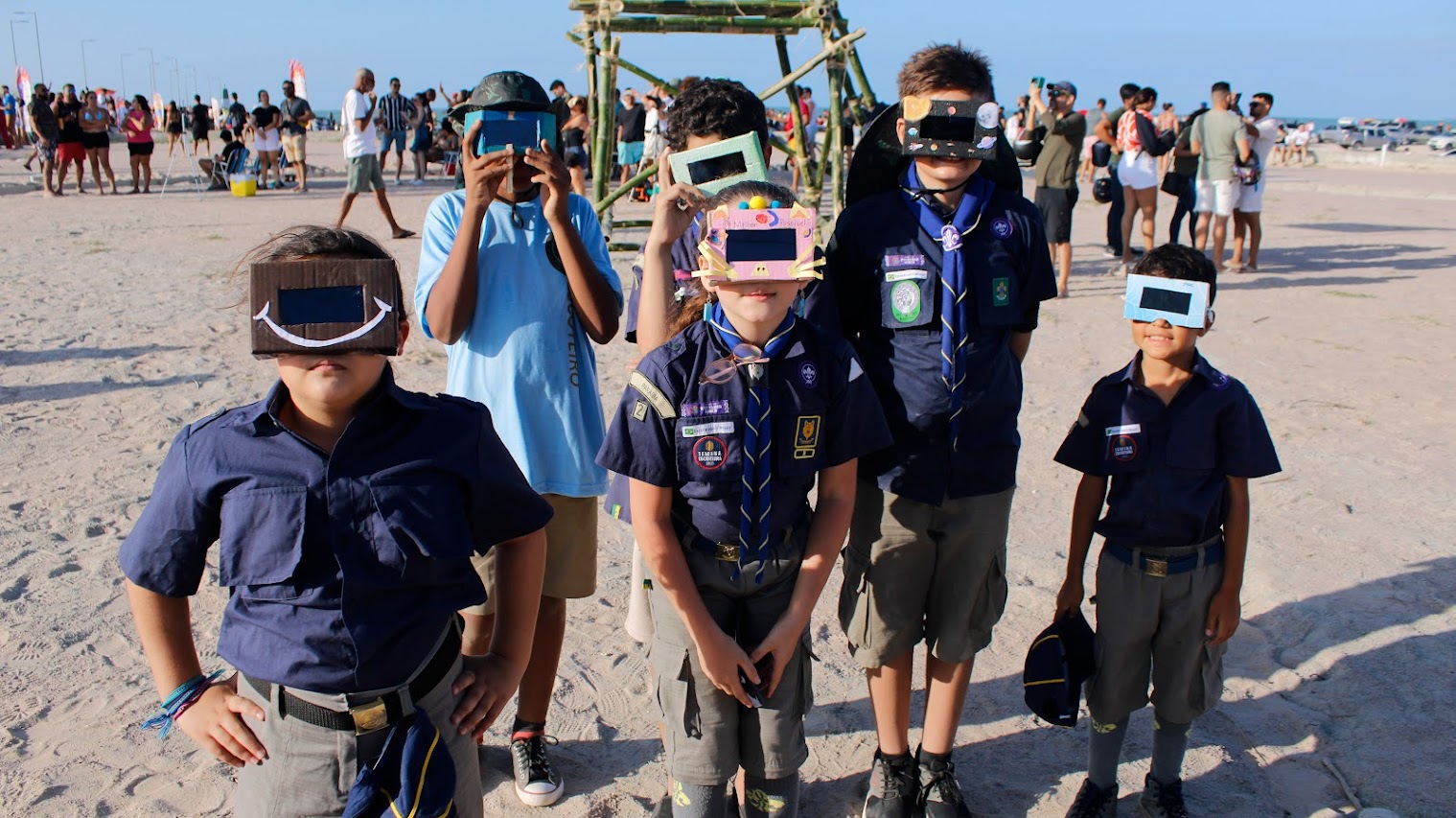 Crianças preparadas para ver o eclipse