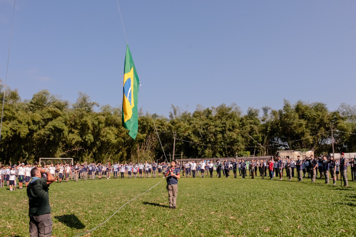 Hasteamento da bandeira do Brasil em um acampamento