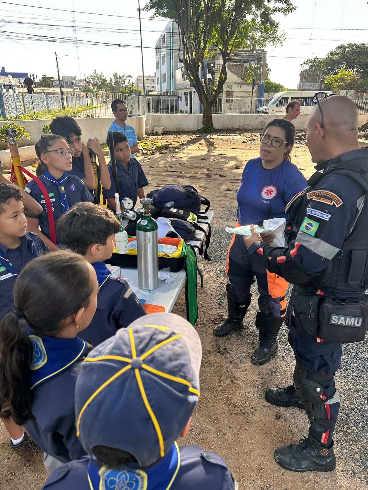 Equipe do SAMU mostrando materiais de primeiros socorros aos jovens