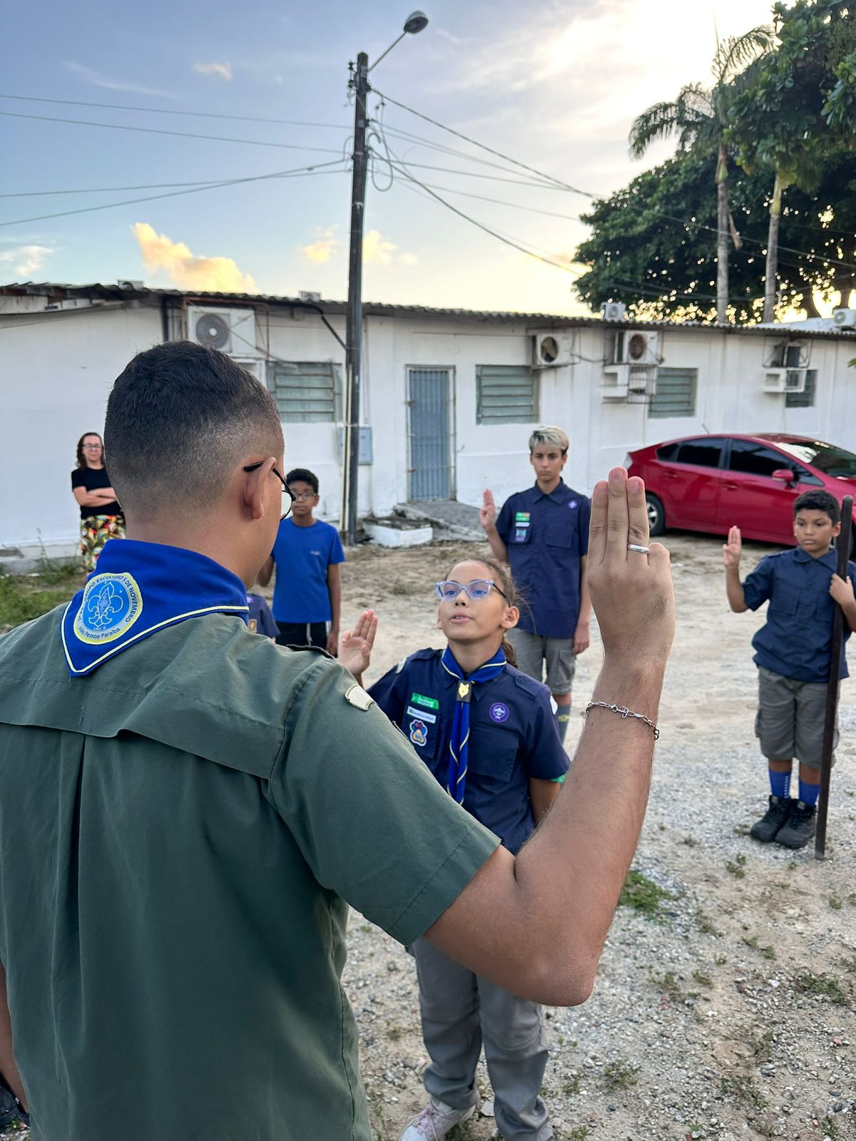 Jovens do Grupo Escoteiro 5 de Novembro reunidos com a equipe do SAMU