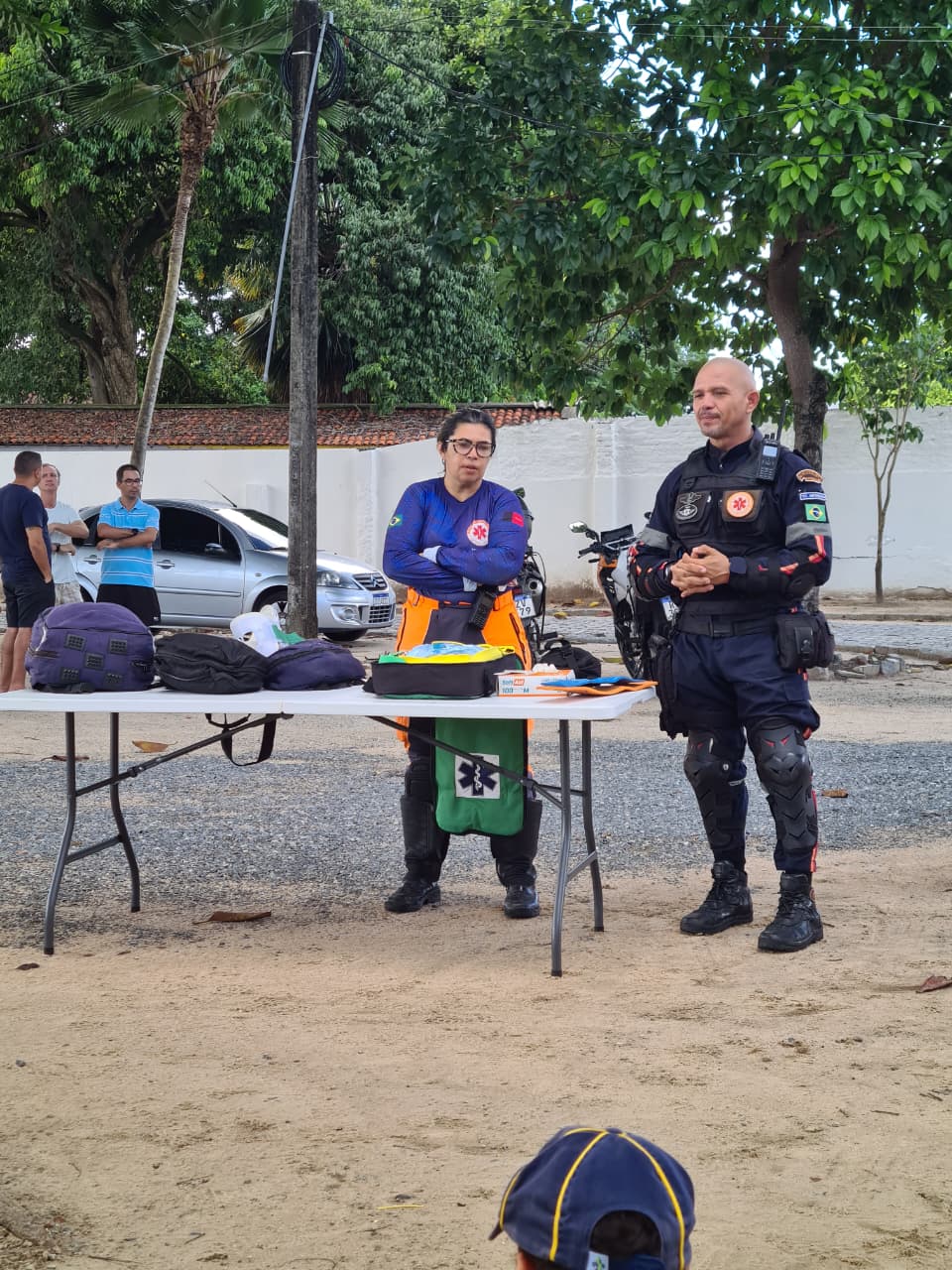 Equipe do SAMU ensinando primeiros socorros aos jovens do grupo
